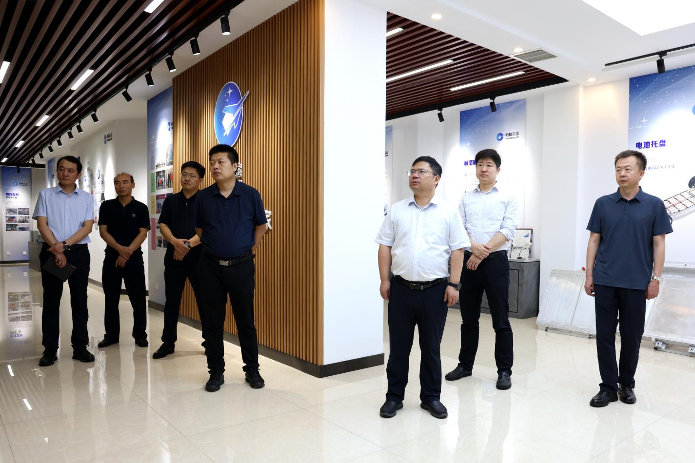 中國(guó)鐵建電氣化局集團(tuán)軌道交通器材有限公司黨委書記、執(zhí)行董事劉如久一行來(lái)山東三星集團(tuán)考察