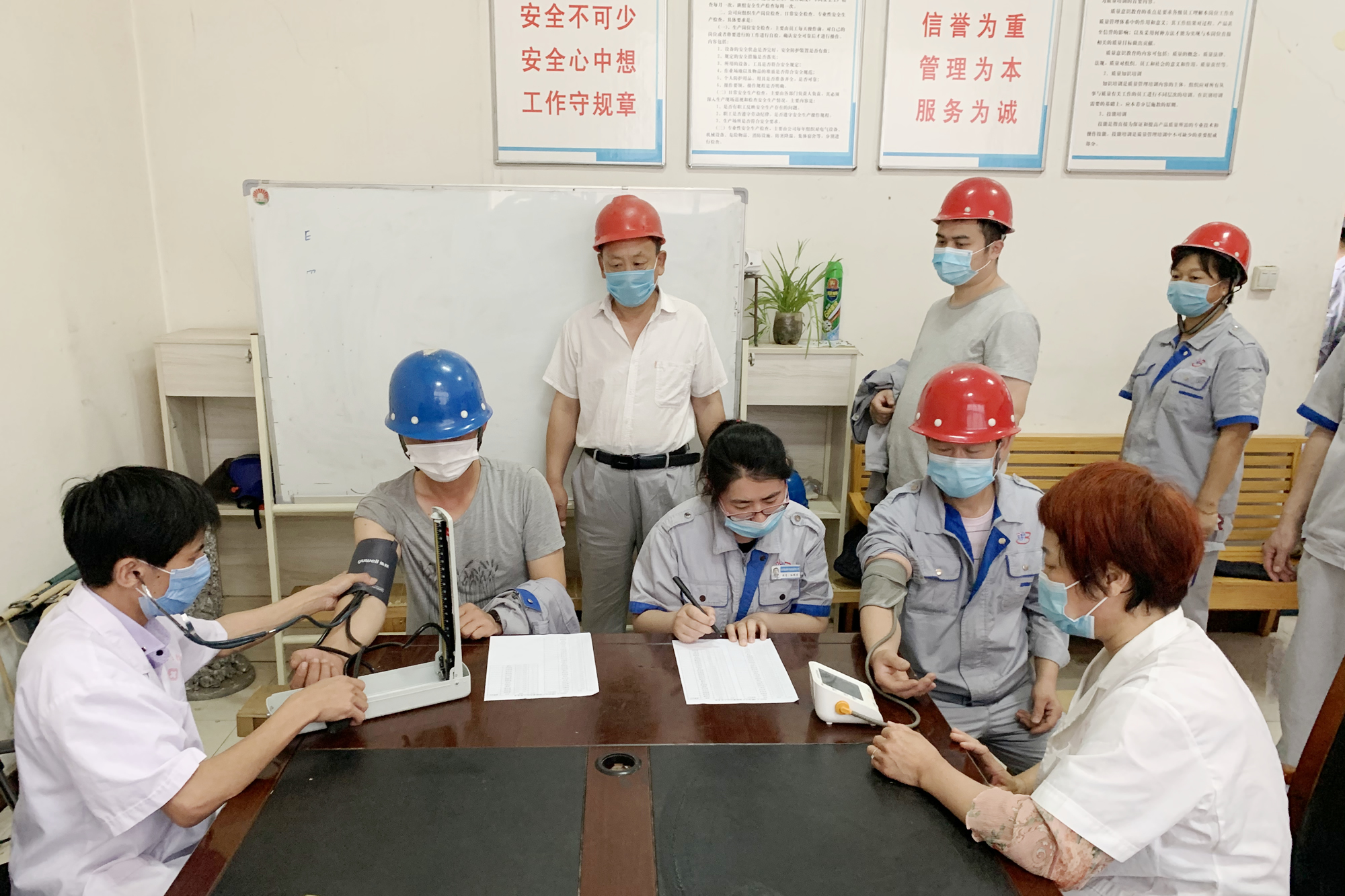 裕航合金:送清涼保健康 絲絲關(guān)愛(ài)沁人心